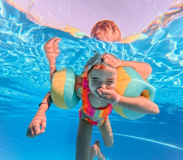 Meisje Badpak Duikt Een Zwembad — Stockfoto