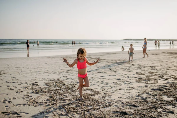 Gadis Kecil Melompat Pantai Selama Liburan Musim Panas — Stok Foto