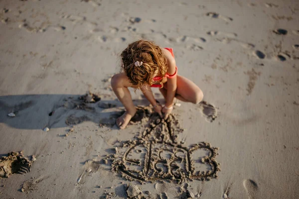 Ragazzina Disegno Sabbia Sulla Spiaggia Durante Estate Holliday — Foto Stock