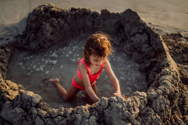 Little Girl Playing Beach Digging Hole Sand — Stock Photo, Image