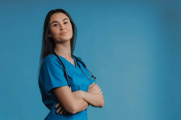 Porträtt Ung Sjuksköterska Med Stetoskop Studiosession — Stockfoto