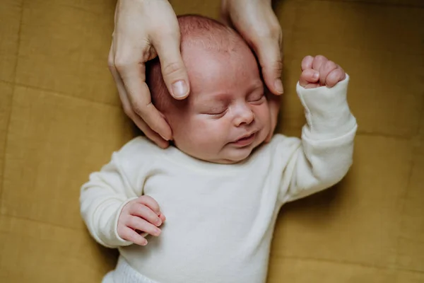 Hoge Hoek Uitzicht Pasgeboren Baby Klein Bed — Stockfoto