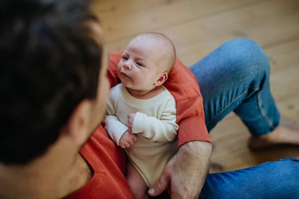 Babanın Yeni Doğmuş Bebeğini Kucağına Aldığı Yakın Plan — Stok fotoğraf