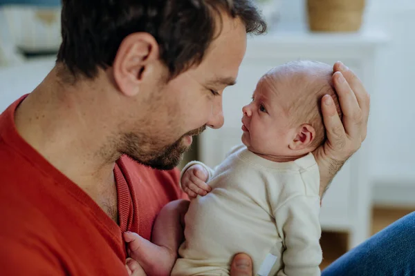 Primer Plano Del Padre Sosteniendo Pequeño Bebé Recién Nacido — Foto de Stock