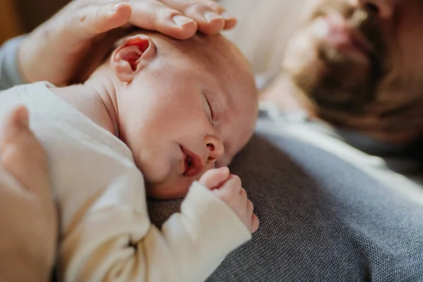 Babanın Yeni Doğmuş Bebeğine Sarılışının Yakın Çekimi — Stok fotoğraf