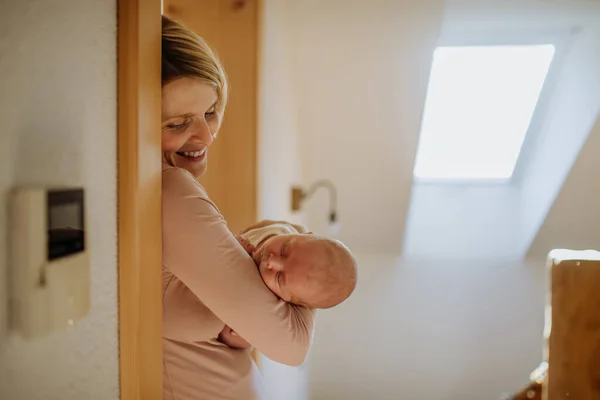 Anya Átöleli Újszülött Kisbabáját Otthonukban — Stock Fotó