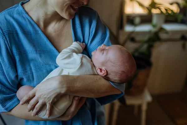 Mãe Abraçando Seu Bebê Recém Nascido Sua Casa — Fotografia de Stock