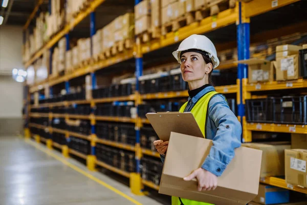 Warehouse Female Worker Checking Stuff Warehouse — Stockfoto