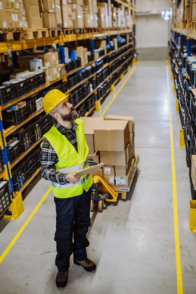 Male Warehouse Worker Dragging Pallet Truck — Stockfoto