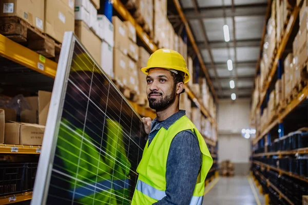 ソーラーパネルを担ぐ倉庫労働者の肖像 — ストック写真