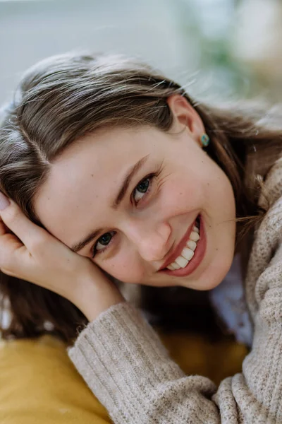 Πορτρέτο Της Νεαρής Χαμογελαστή Γυναίκα Στο Διαμέρισμα — Φωτογραφία Αρχείου