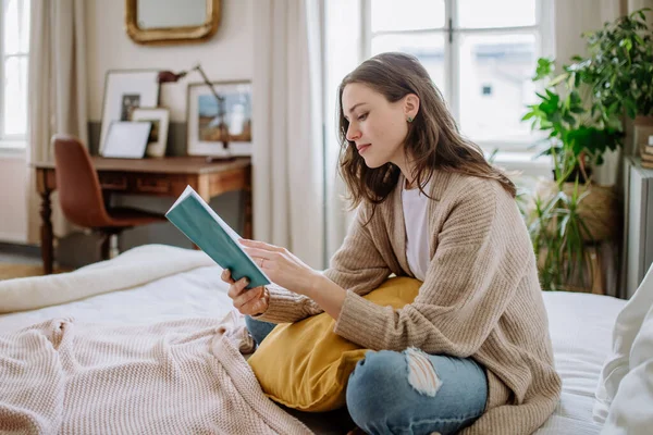Молодая Женщина Наслаждается Отдыхом Своей Квартире Читает Книгу — стоковое фото