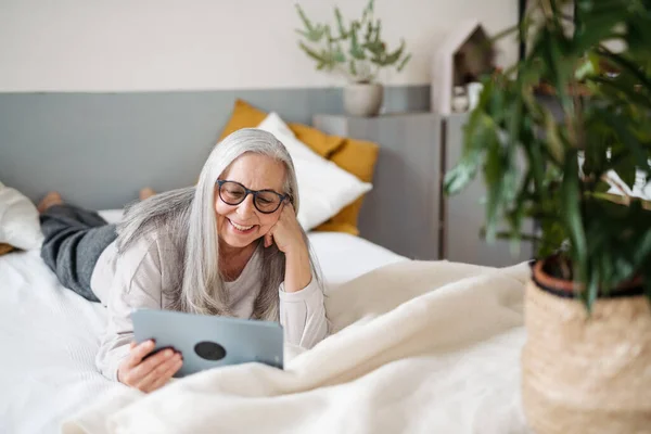 Senior Woman Spending Her Free Time Digital Tablet — Stock Photo, Image
