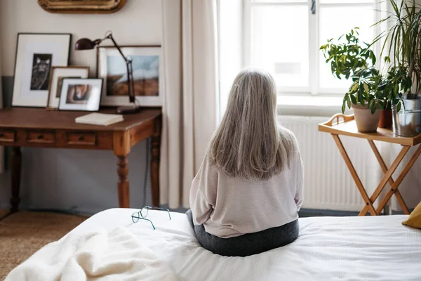 Yatağında Oturan Yaşlı Kadının Dikiz Aynası — Stok fotoğraf