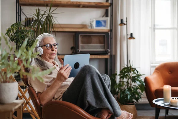 Старшая Женщина Проводит Свободное Время Цифровым Планшетом — стоковое фото