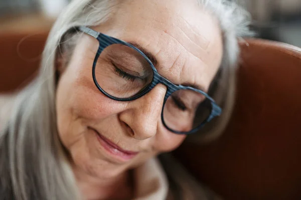 Porträt Einer Seniorin Die Der Wohnung Ruht — Stockfoto