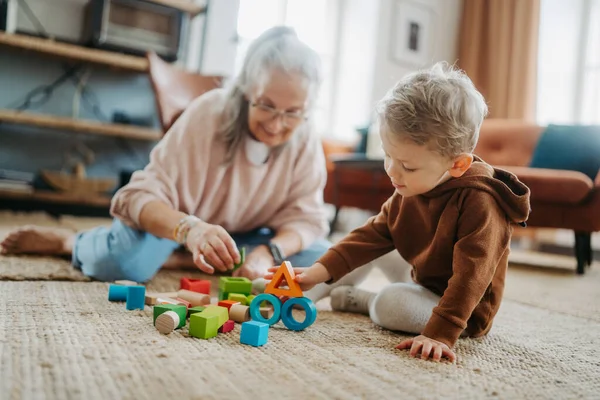 Nonna Che Gioca Con Suo Nipotino Costruendo Blocco Nella Sua — Foto Stock