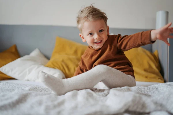 Porträt Eines Kleinen Jungen Auf Dem Bett — Stockfoto
