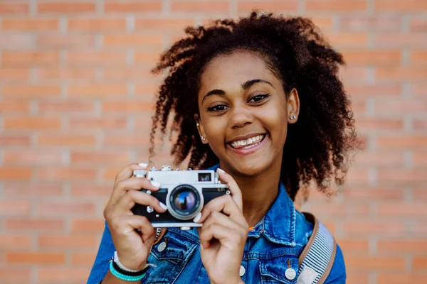 Multiracial Girl Standing Front Brick Wall Camera Posing — 图库照片