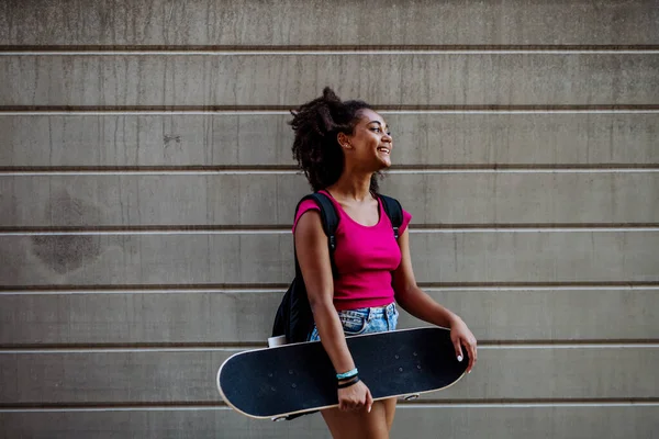 Multiraciale Tiener Meisje Met Een Skateboard Wandelen Stad Tijdens Een — Stockfoto