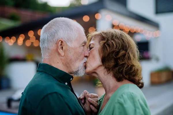 Μια Ηλικιωμένη Γυναίκα Και Ένας Άντρας Φιλιούνται Έναν Κήπο Καλοκαίρι — Φωτογραφία Αρχείου