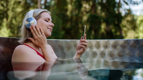 Жінка Навушниками Слухають Музику Відкритій Ванні — стокове фото