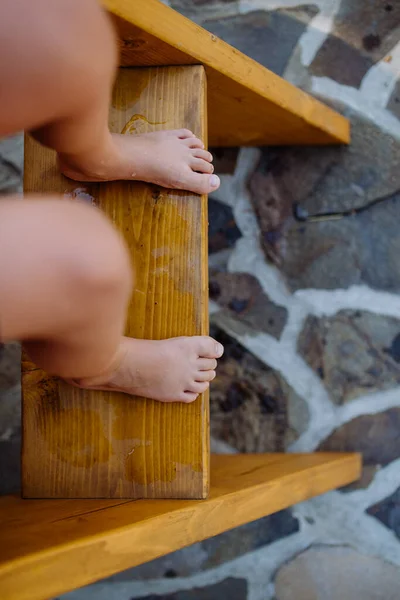 Close Little Boys Legs Stairs Outdoor Hot Tub — 图库照片