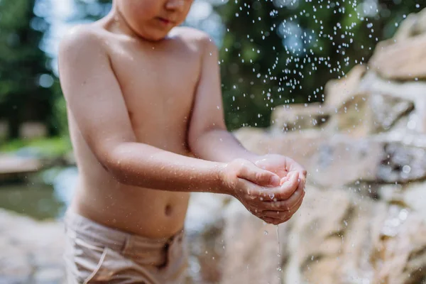 Close Van Een Kleine Jongen Spelen Buiten Met Water Spatten — Stockfoto