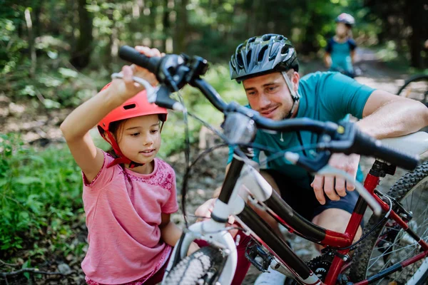 Padre Chcecking Bicicletta Sua Figlia Durante Viaggio Famiglia Una Natura — Foto Stock