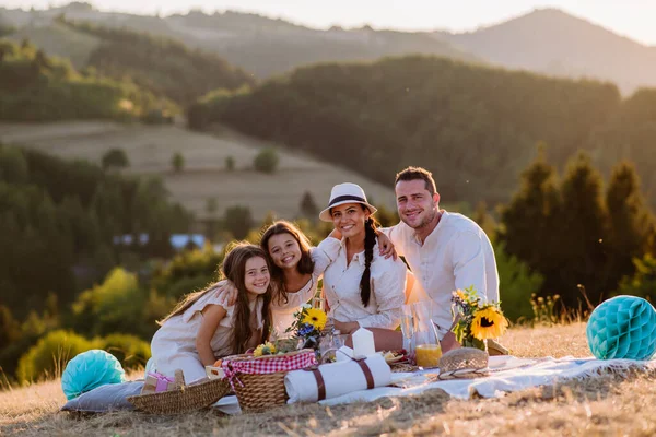 Glückliche Familie Mit Kindern Beim Picknick Der Natur — Stockfoto