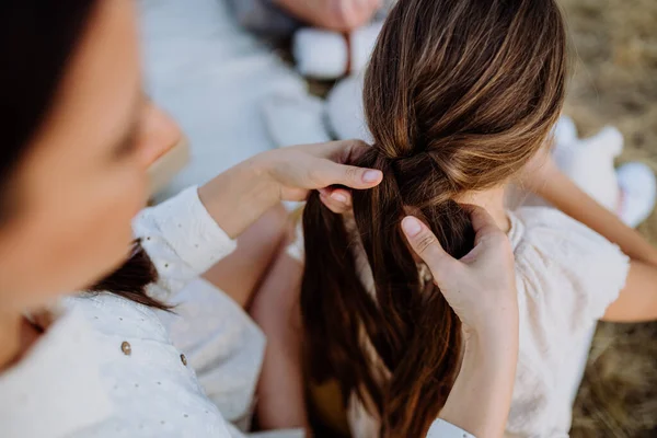 Close Mother Making Hairstyle Her Daughter Family Picnic Nature — Stock Photo, Image