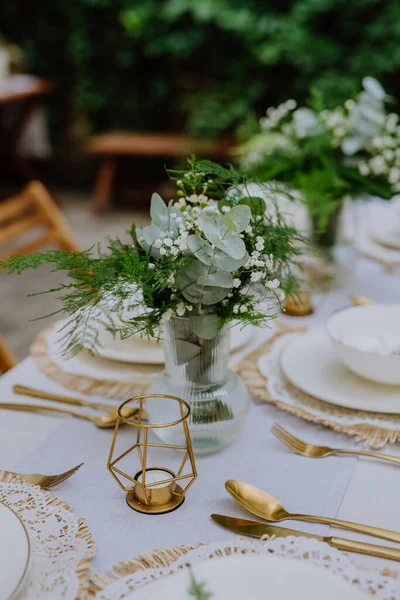 Праздничный Свадебный Стол Цветами Небольшом Приеме Дворе Летом — стоковое фото