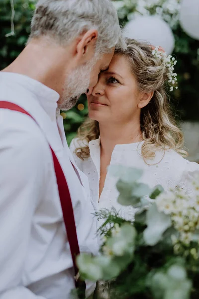 Mature Bride Groom Having Romantic Moment Wedding Reception Backyard — Stok fotoğraf