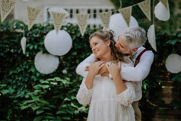 Nahaufnahme Von Braut Und Bräutigam Die Bei Ihrer Hochzeit Freien — Stockfoto