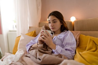 Hasta genç kız yatakta yatıyor..