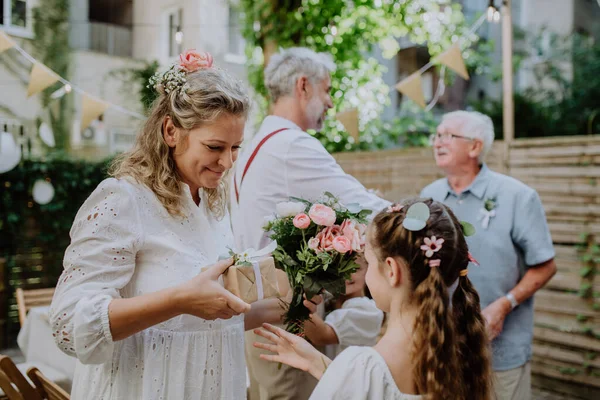 Klein Meisje Geeft Een Huwelijkscadeau Aan Volwassen Bruid Bruiloft Achtertuin — Stockfoto