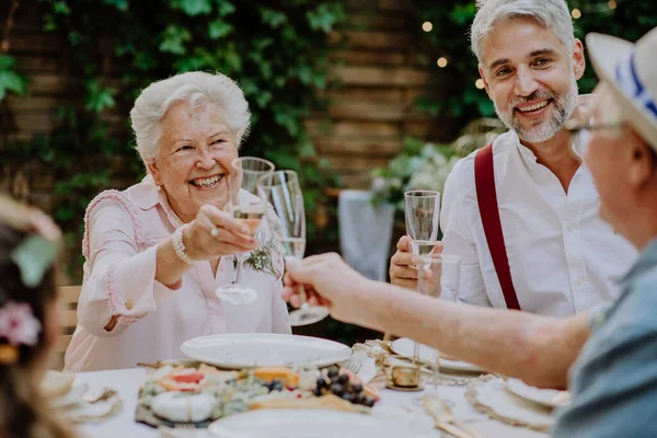 Érett Vőlegény Tósztot Mond Szüleivel Esküvői Fogadáson Kertben — Stock Fotó