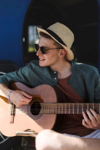 Minibüste Oturan Genç Adam Gitar Çalıyor Yaz Tatilinin Tadını Çıkarıyor — Stok fotoğraf