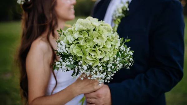Close Van Bruid Bruidegom Met Bruiloft Boeket Buiten Een Weide — Stockfoto