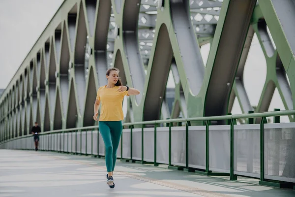 街の橋 健康的なライフスタイルとスポーツのコンセプトでジョギング若い女性 — ストック写真