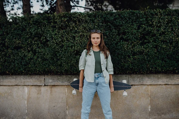Potret Wanita Muda Bahagia Luar Ruangan Dengan Skateboard Pemuda Budaya — Stok Foto