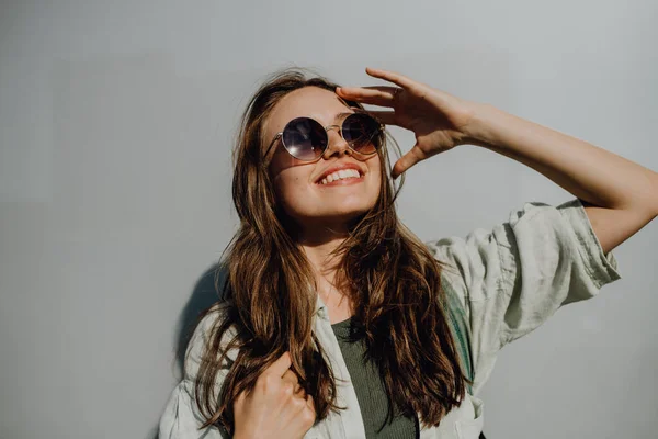 Retrato Jovem Feliz Livre Com Uma Mochila Óculos Sol — Fotografia de Stock