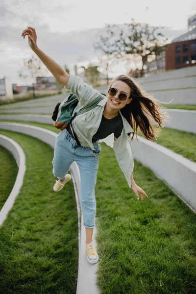 Mutlu Genç Bir Kadın Kendini Özgür Hissediyor Şehirde Yürürken Poz — Stok fotoğraf