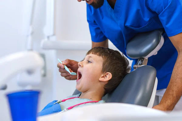 Retrato Niño Pequeño Durante Examen Del Dentista —  Fotos de Stock