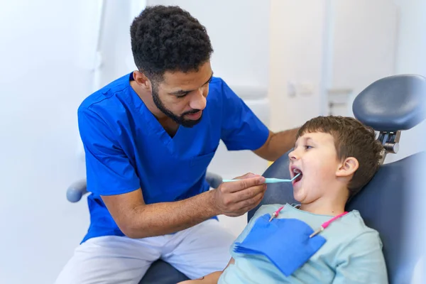 Niño Pequeño Sentado Silla Del Dentista Durante Examen Del Dentista —  Fotos de Stock