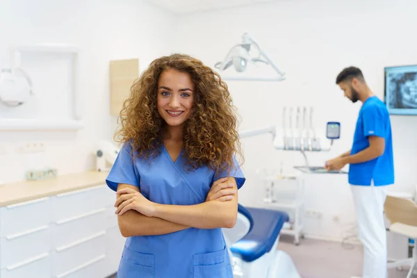 Porträtt Ung Kvinnlig Tandläkare Privat Tandvårdsklinik — Stockfoto