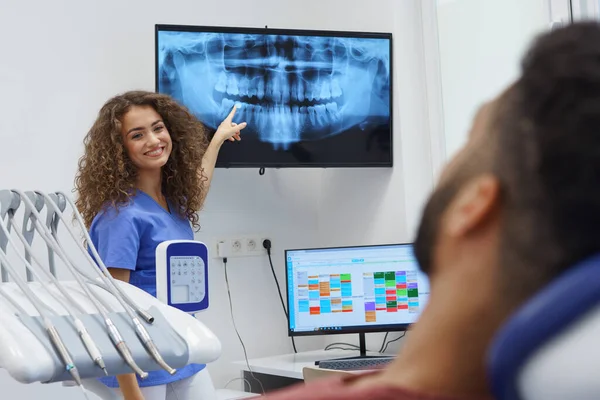 Jovem Dentista Mostrando Imagem Raio Para Paciente — Fotografia de Stock