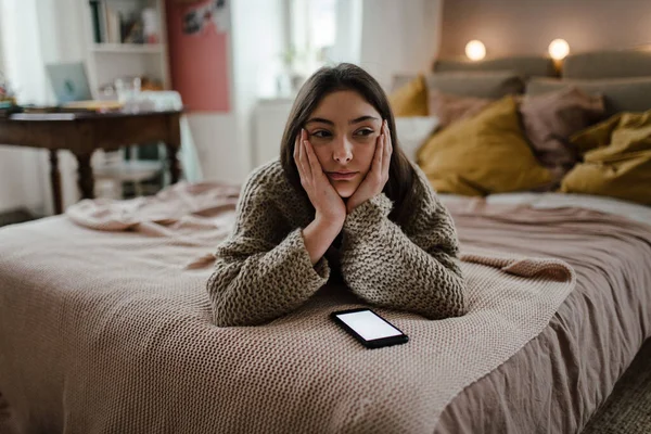 Jeune Adolescente Avec Smartphone Dans Une Chambre — Photo
