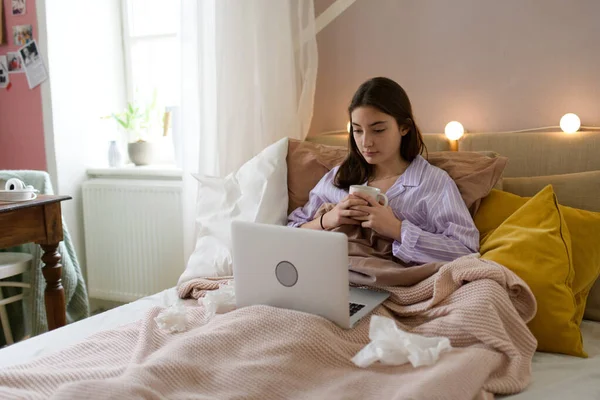 Sick Teenage Girl Laying Bed Laptop — Stock Photo, Image