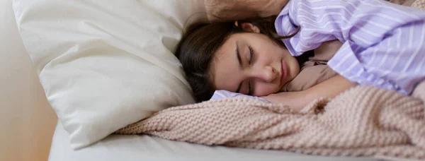 Närbild Tonåring Flicka Sover Sängen — Stockfoto